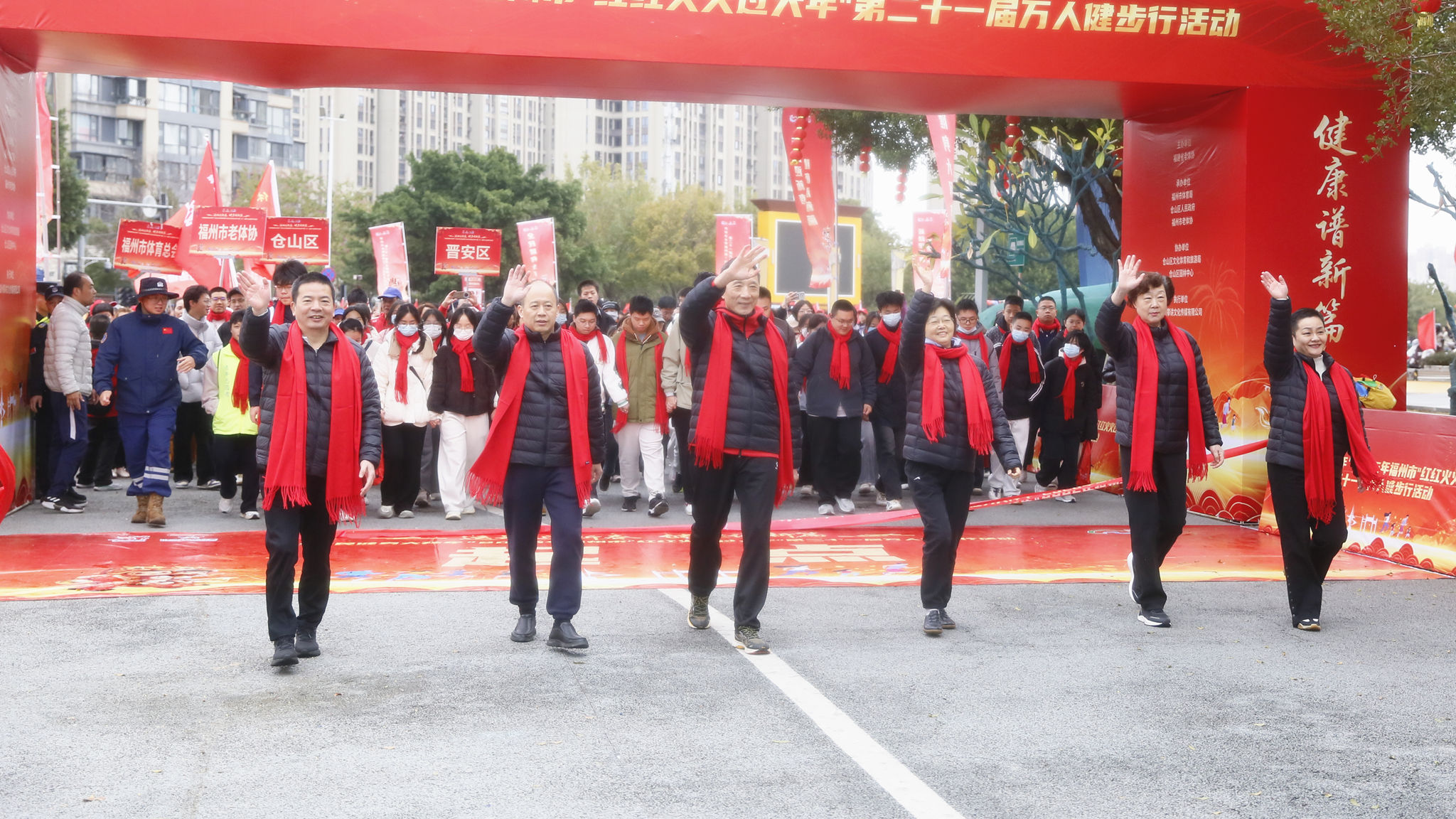 第二十一届万人健步行活动顺利举行